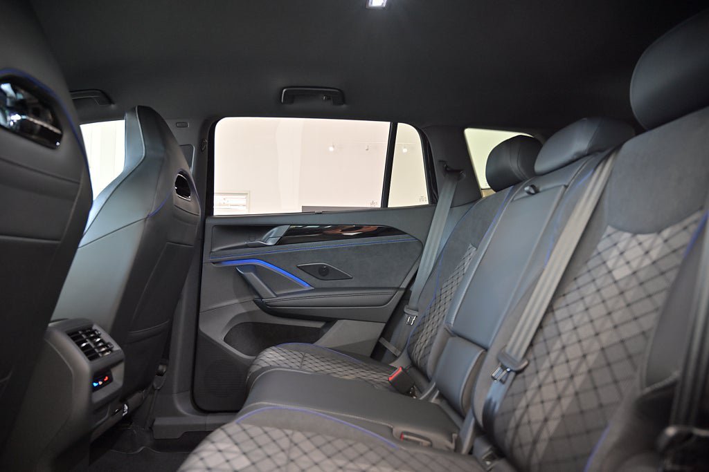 Vehicle Image 25