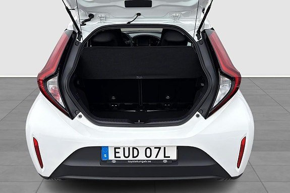 Vehicle Image 12