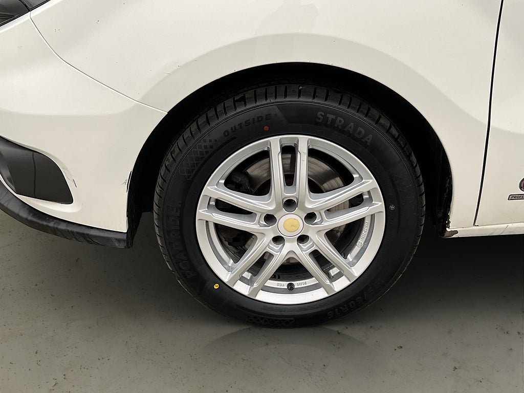 Vehicle Image 25