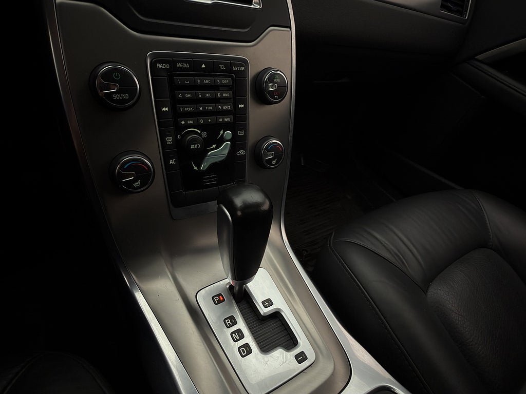 Vehicle Image 25