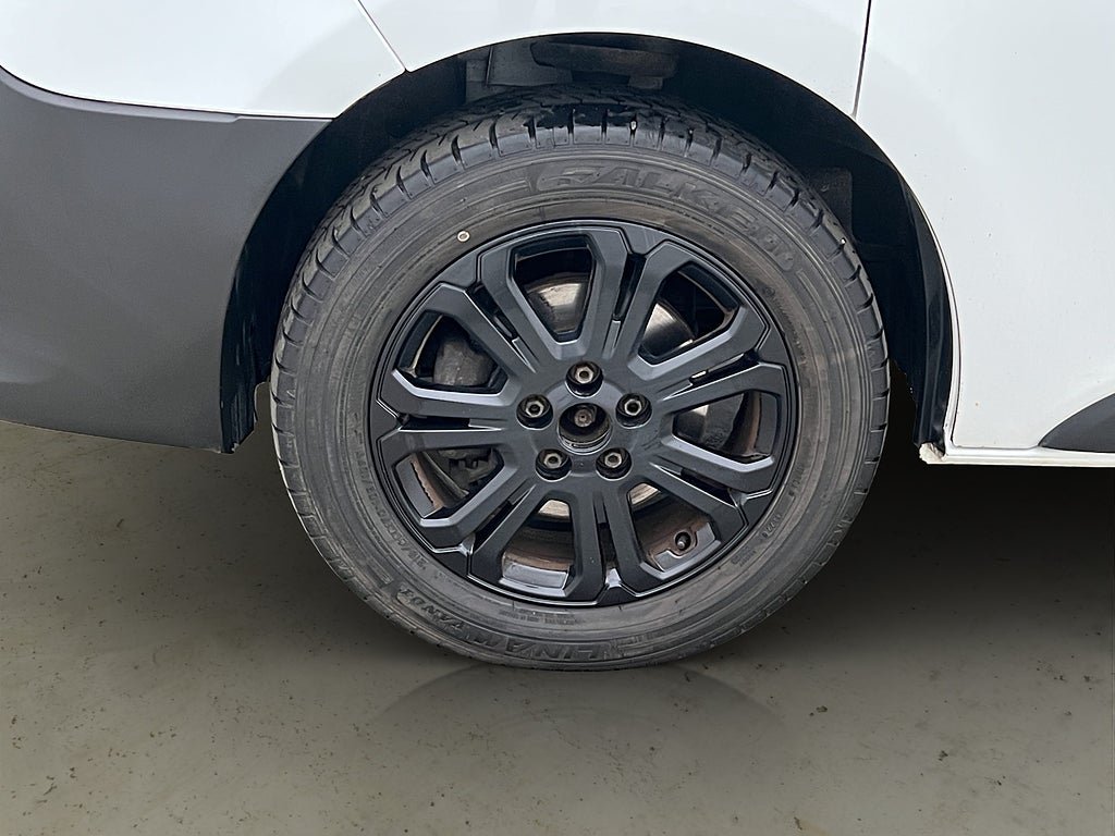 Vehicle Image 25