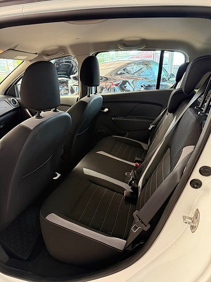 Vehicle Image 7