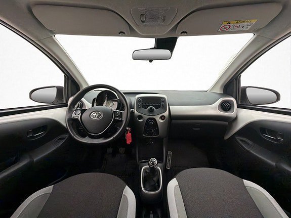 Vehicle Image 12