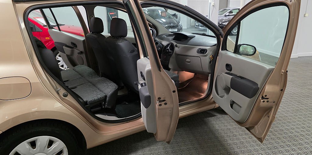 Vehicle Image 10