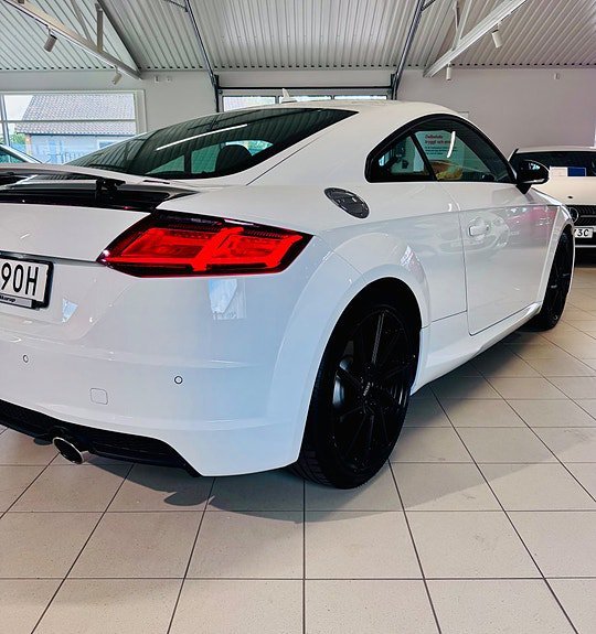 Vehicle Image 8
