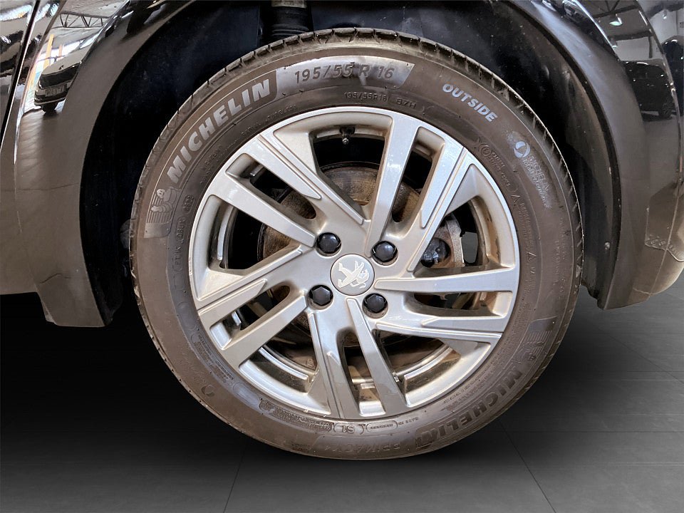 Vehicle Image 15