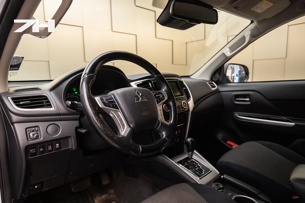 Vehicle Image 9