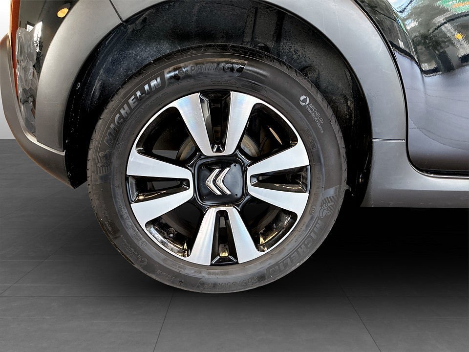 Vehicle Image 14
