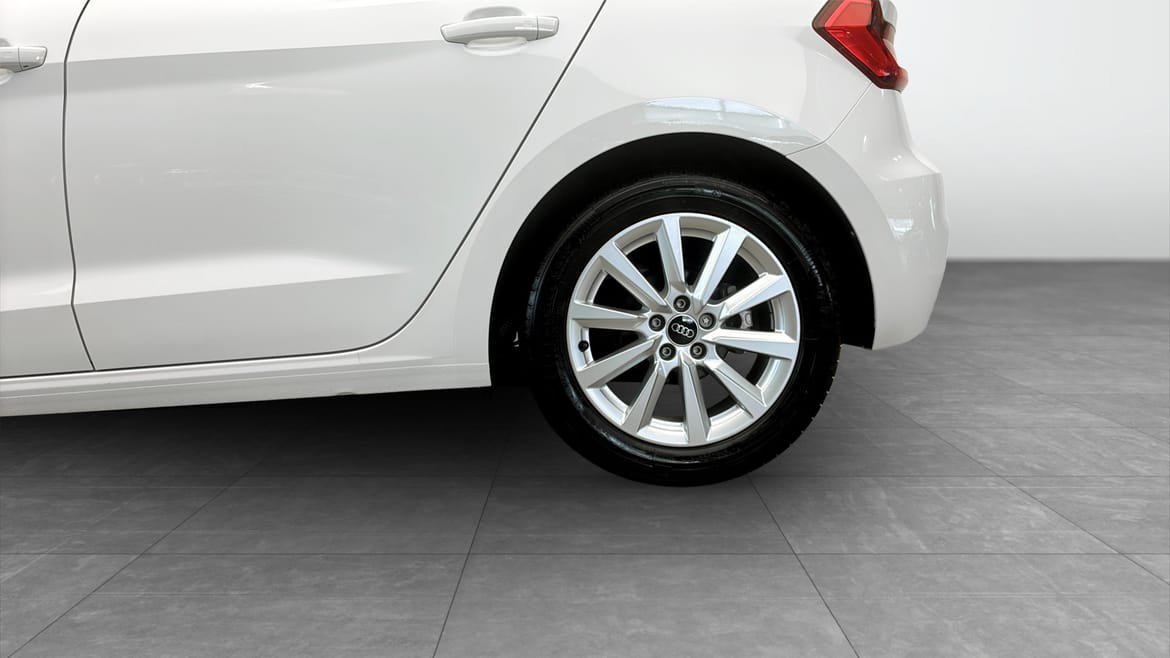 Vehicle Image 6