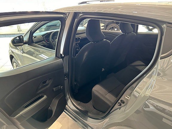 Vehicle Image 16