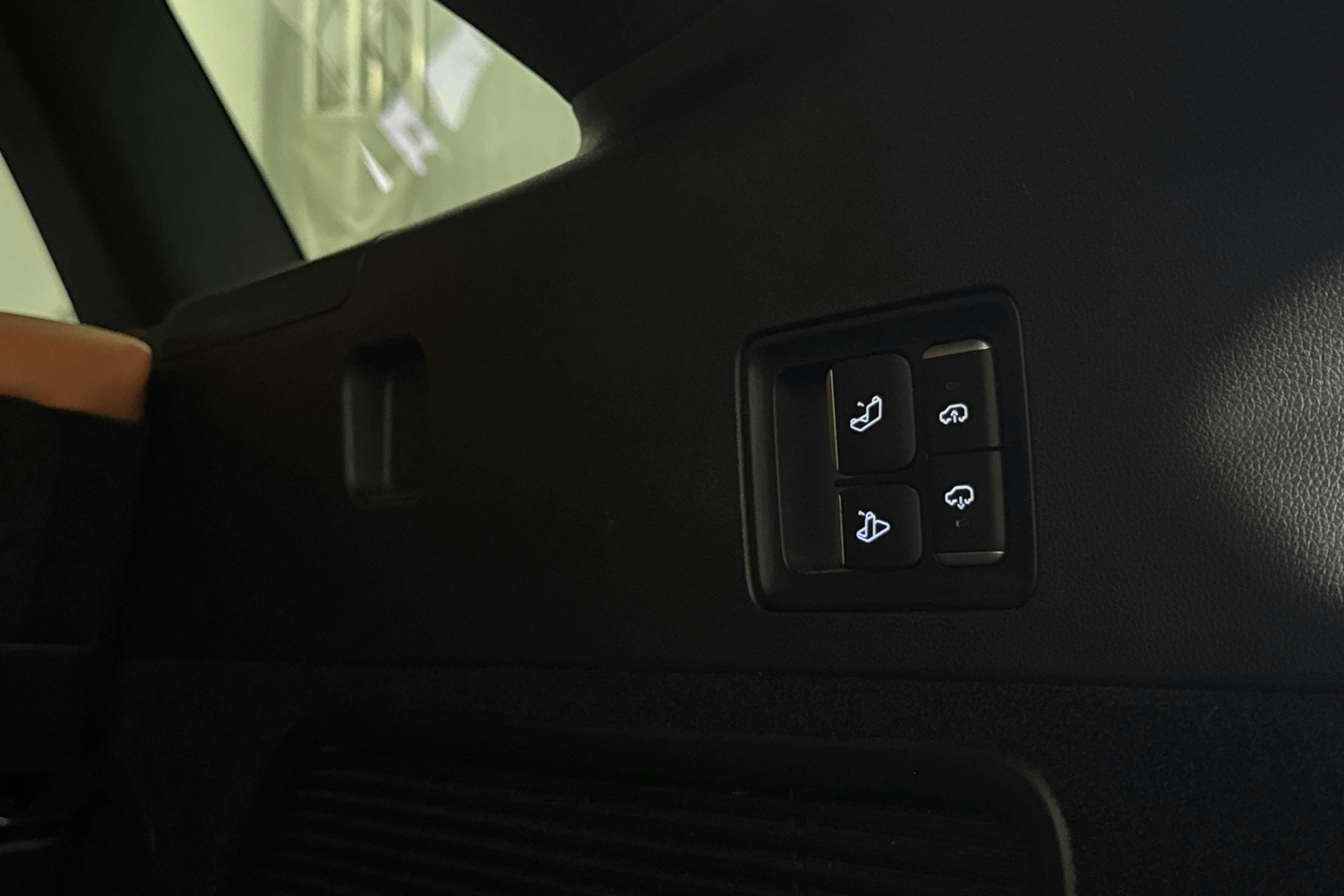 Vehicle Image 25