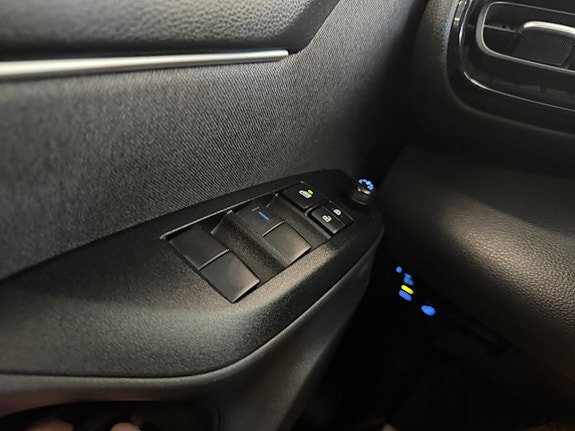 Vehicle Image 25