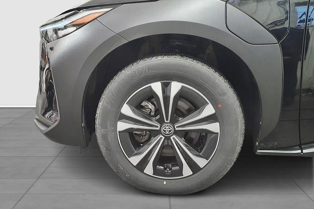 Vehicle Image 12