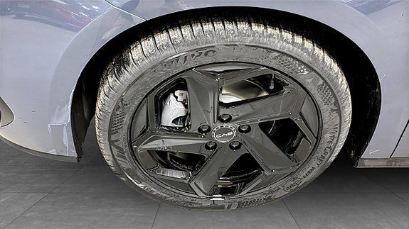 Vehicle Image 9