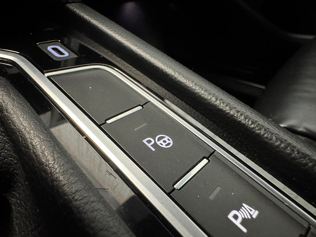Vehicle Image 25