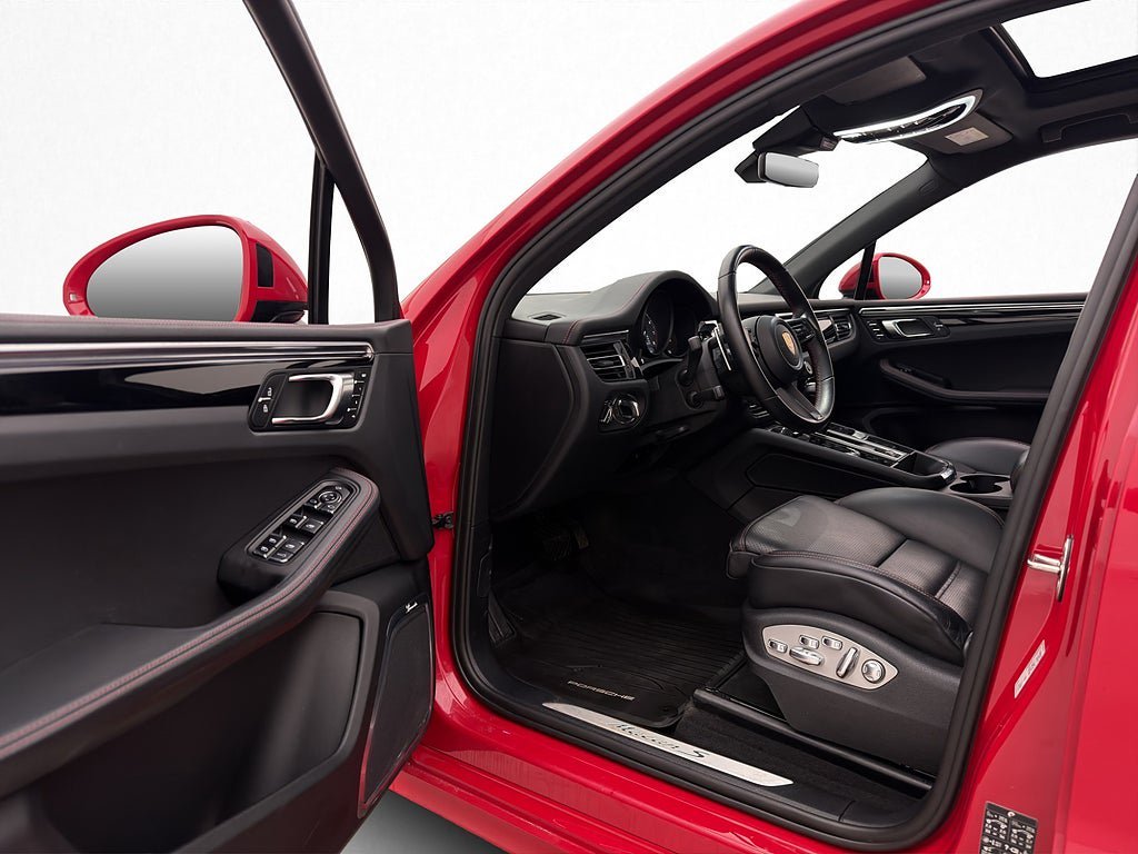 Vehicle Image 12