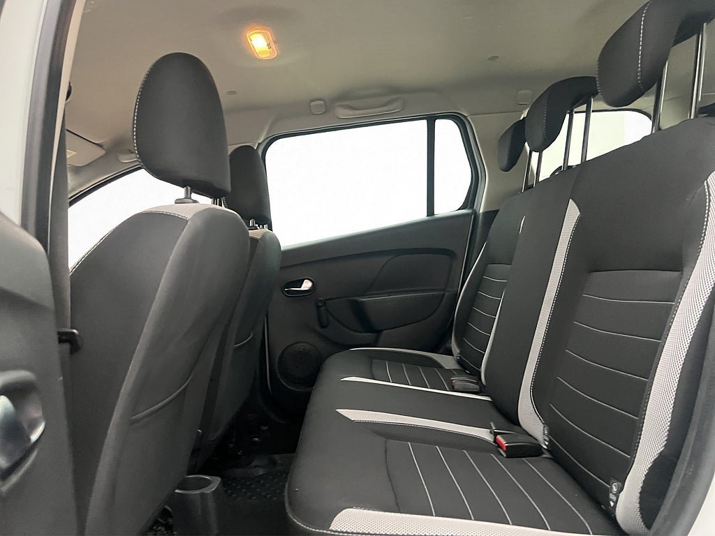 Vehicle Image 25