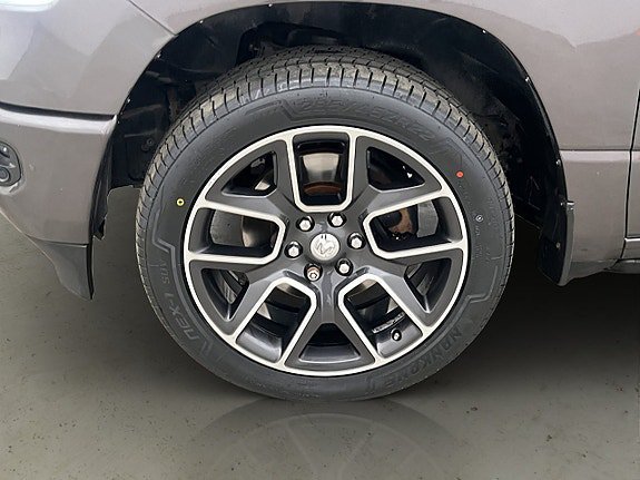 Vehicle Image 32