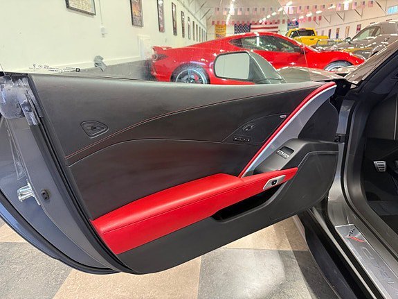 Vehicle Image 25