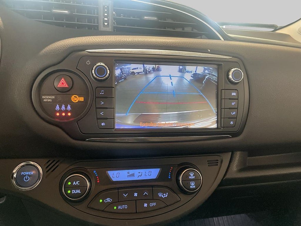 Vehicle Image 16