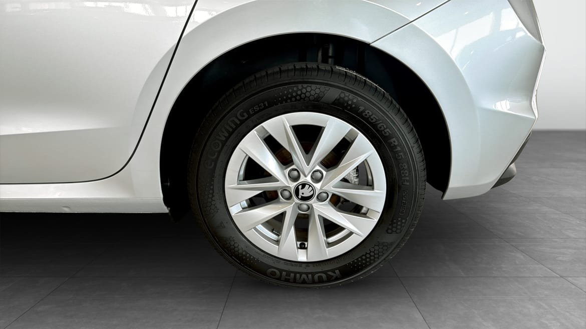 Vehicle Image 6