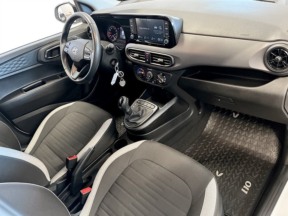 Vehicle Image 12