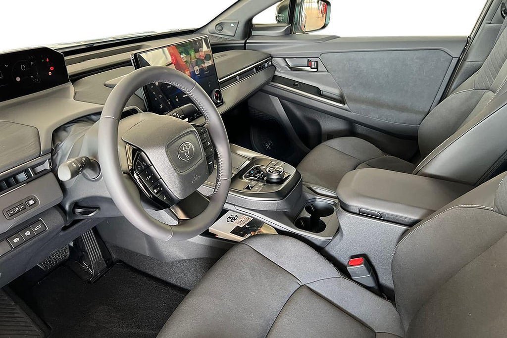 Vehicle Image 12