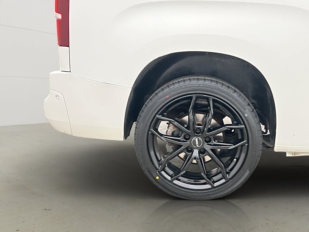 Vehicle Image 32