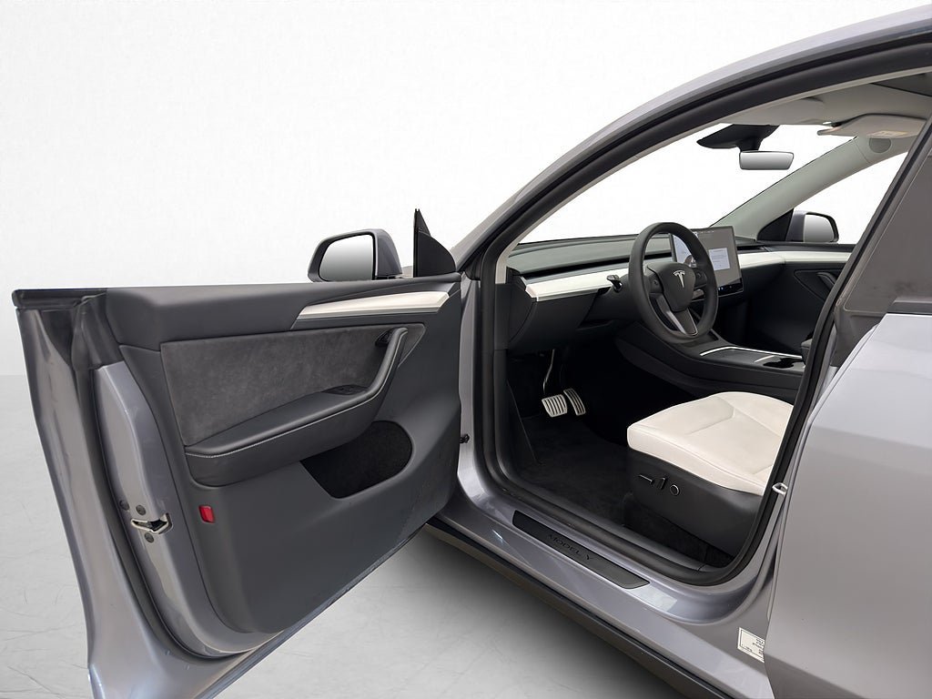 Vehicle Image 32