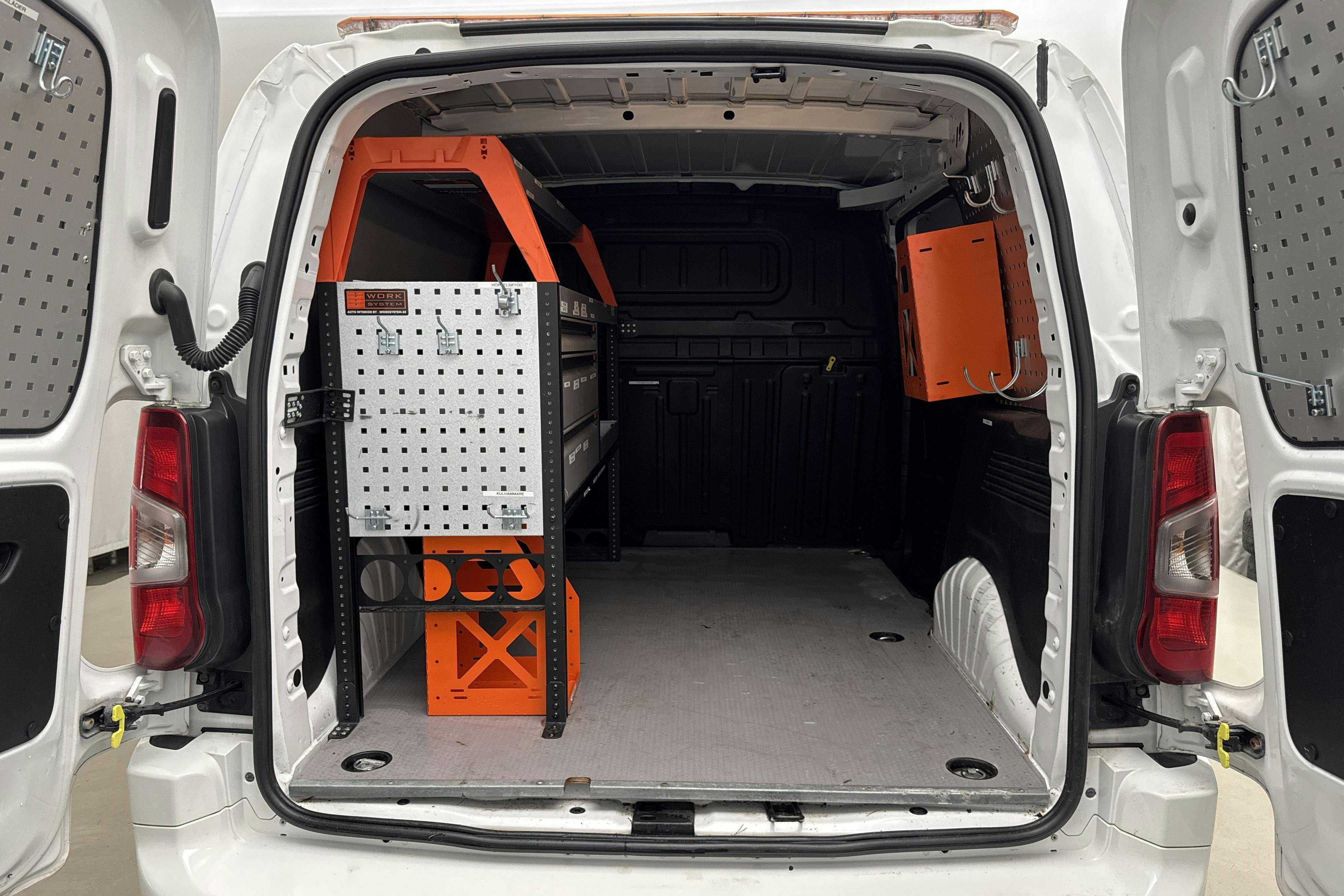 Vehicle Image 9