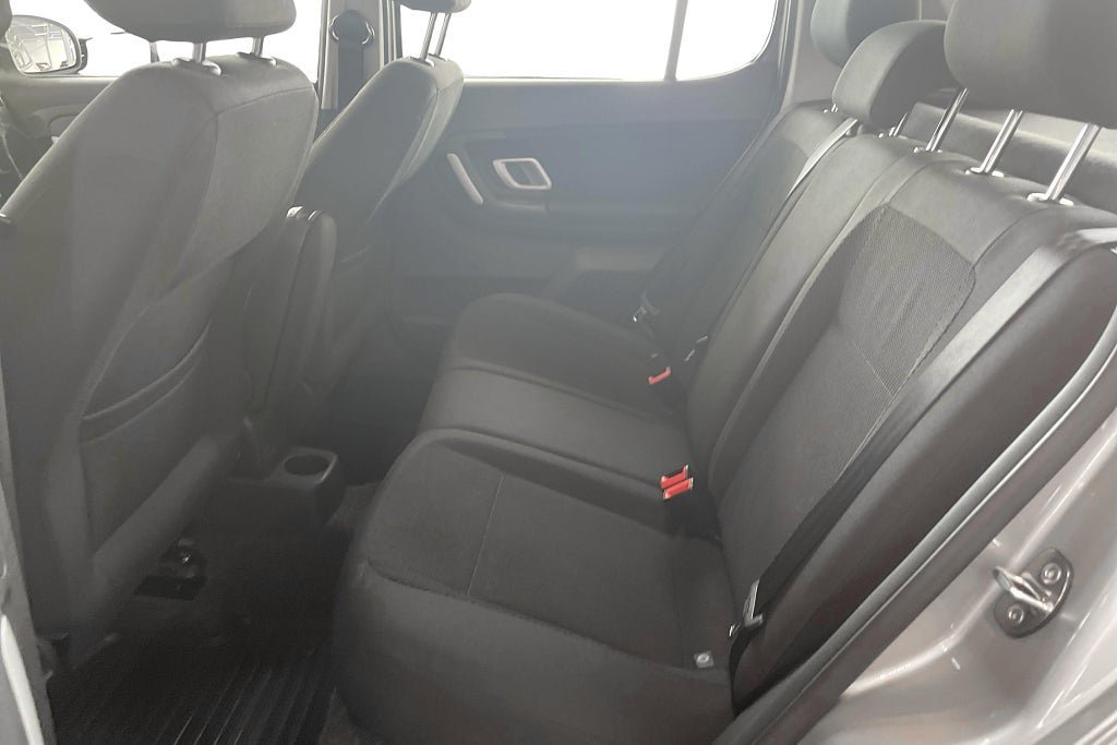Vehicle Image 16