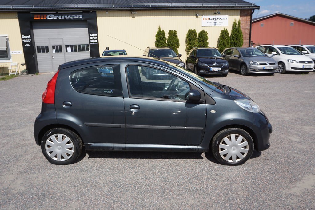 Vehicle Image 4