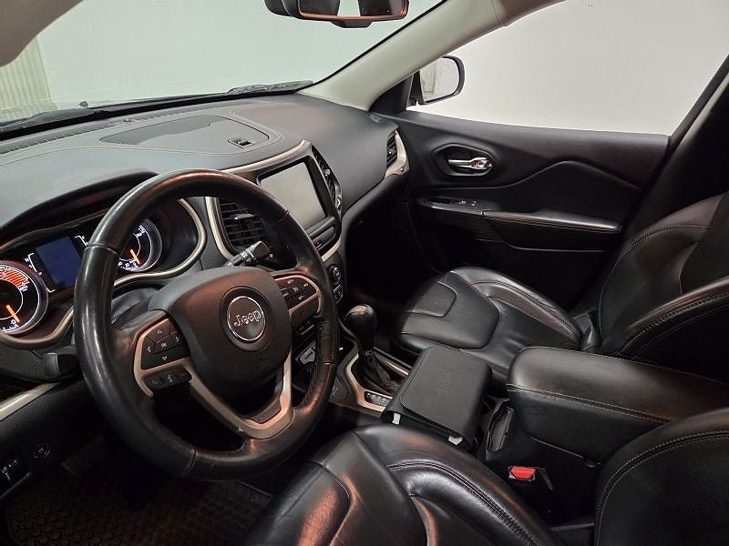 Vehicle Image 10
