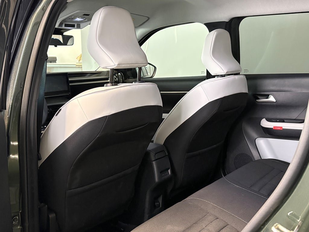 Vehicle Image 8