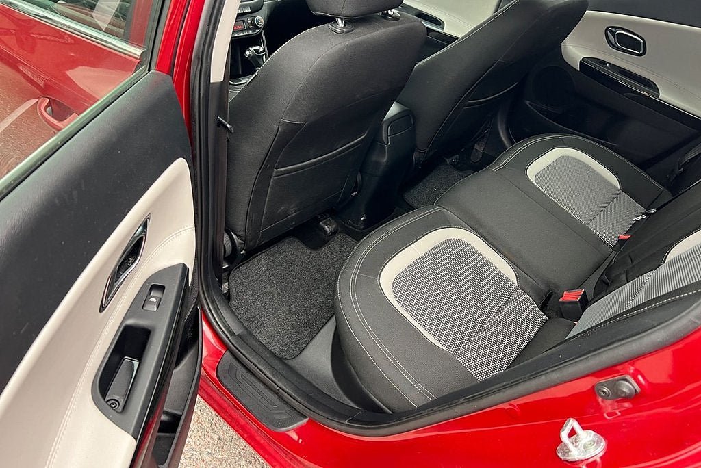 Vehicle Image 11