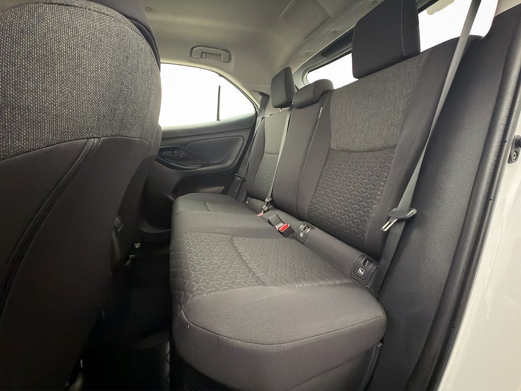 Vehicle Image 25