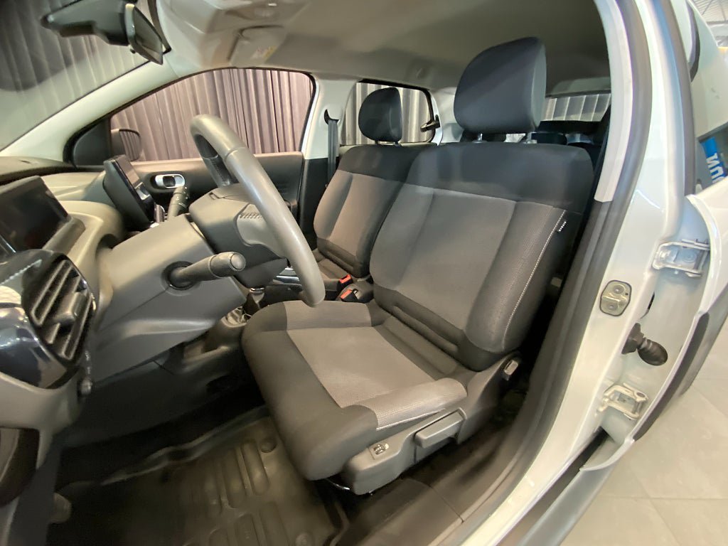 Vehicle Image 7