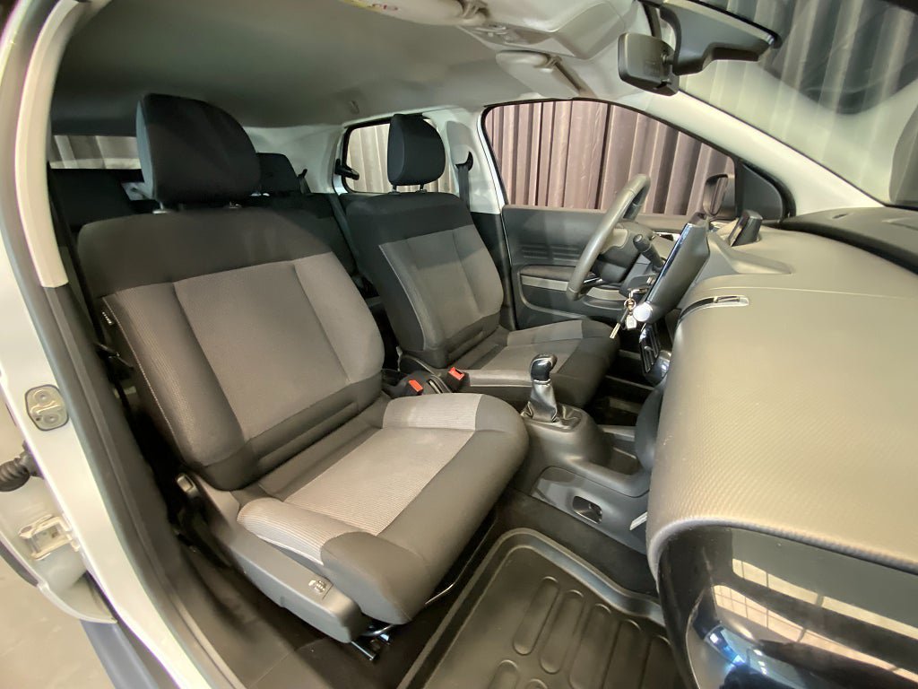 Vehicle Image 9