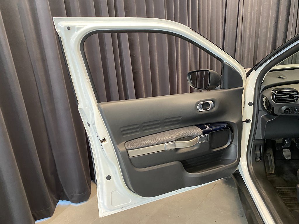 Vehicle Image 22