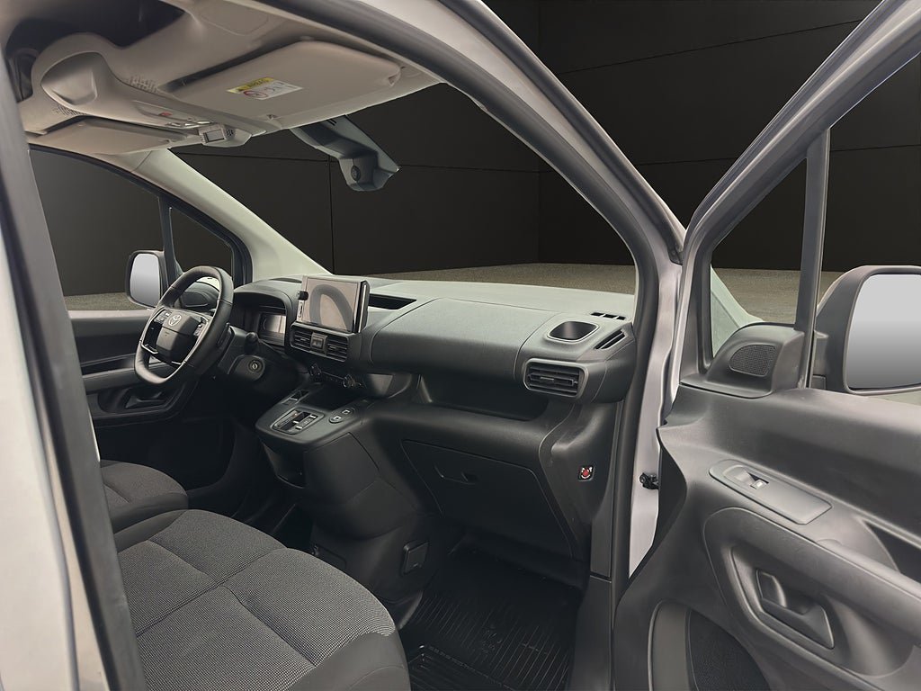Vehicle Image 25
