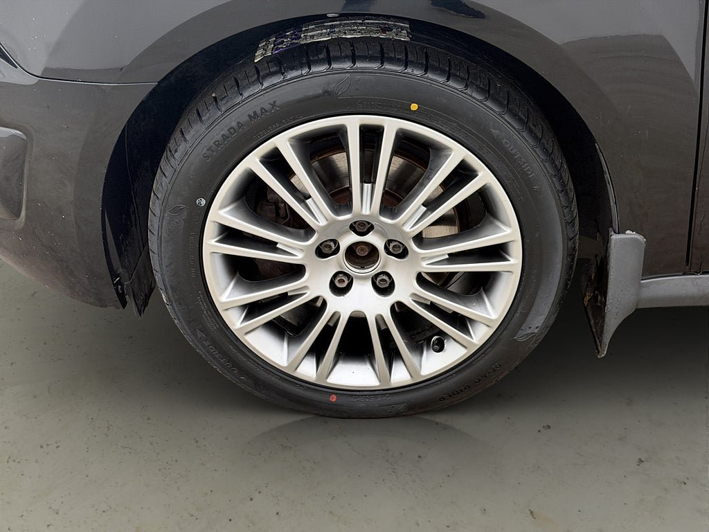 Vehicle Image 25