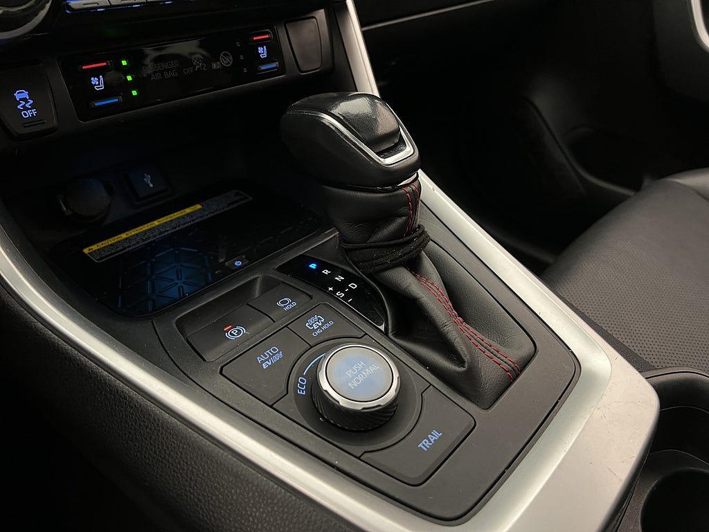 Vehicle Image 25