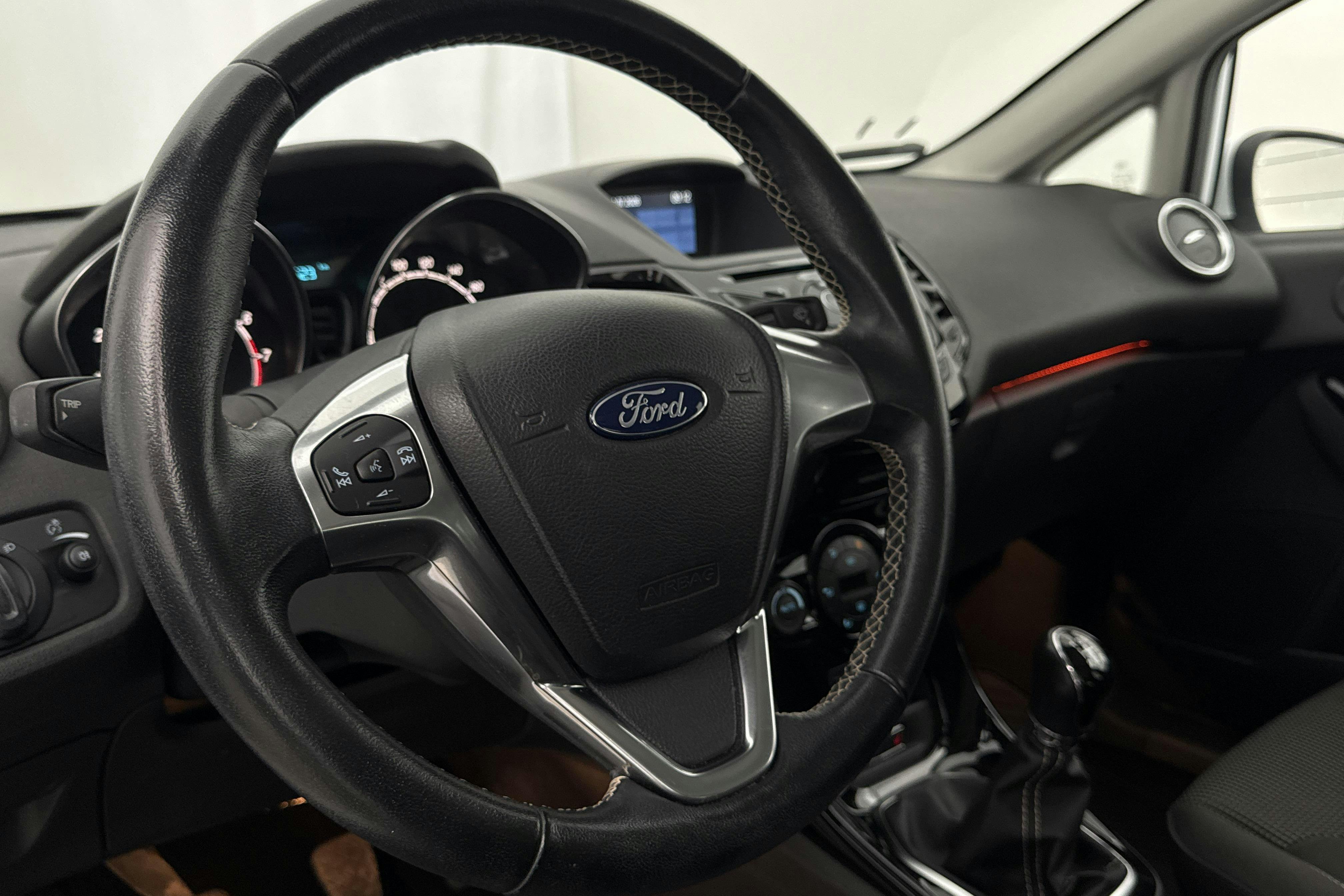 Vehicle Image 12