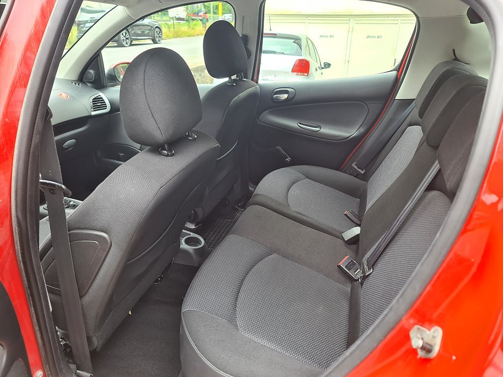 Vehicle Image 9