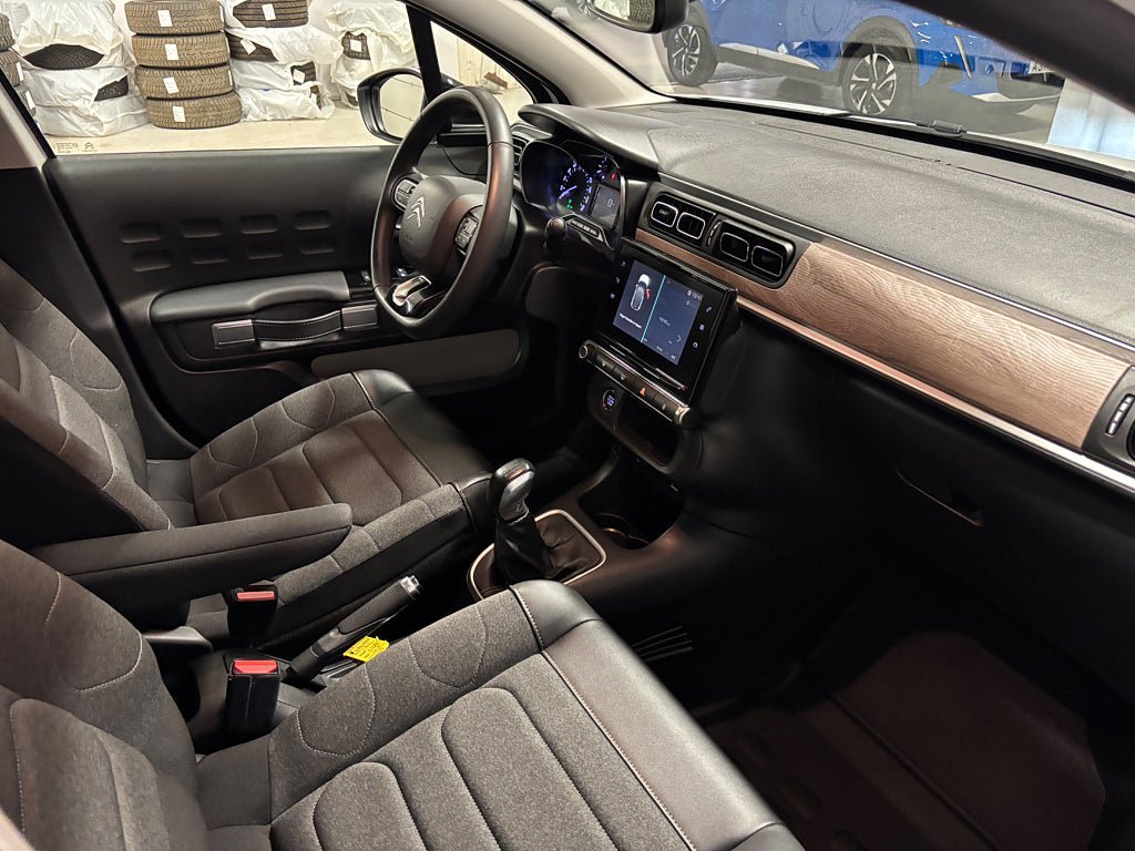 Vehicle Image 16