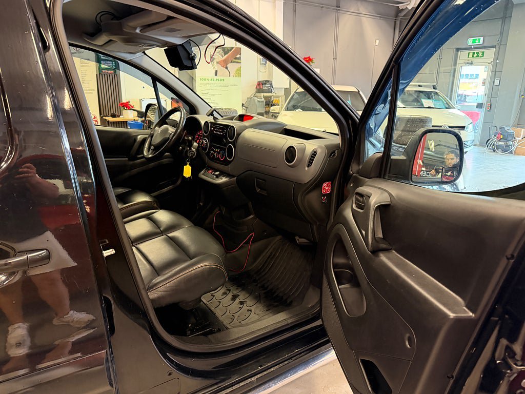 Vehicle Image 16