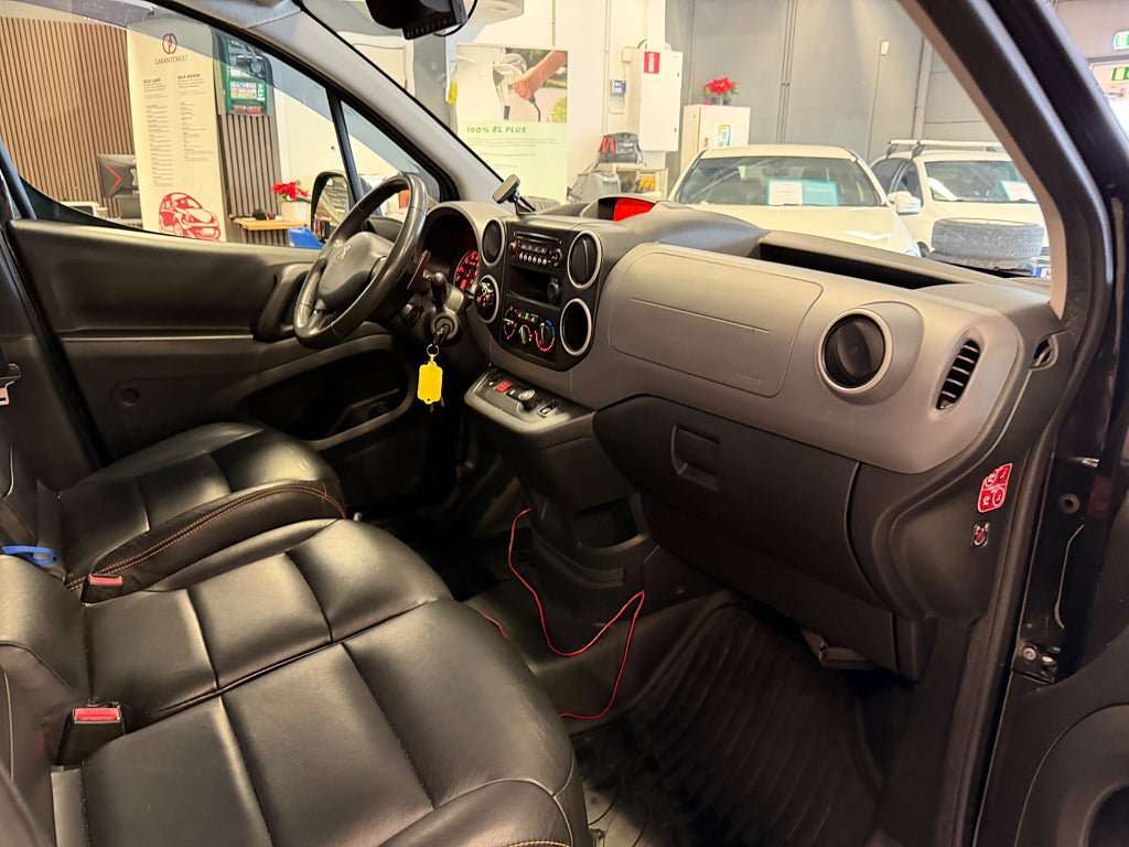 Vehicle Image 17