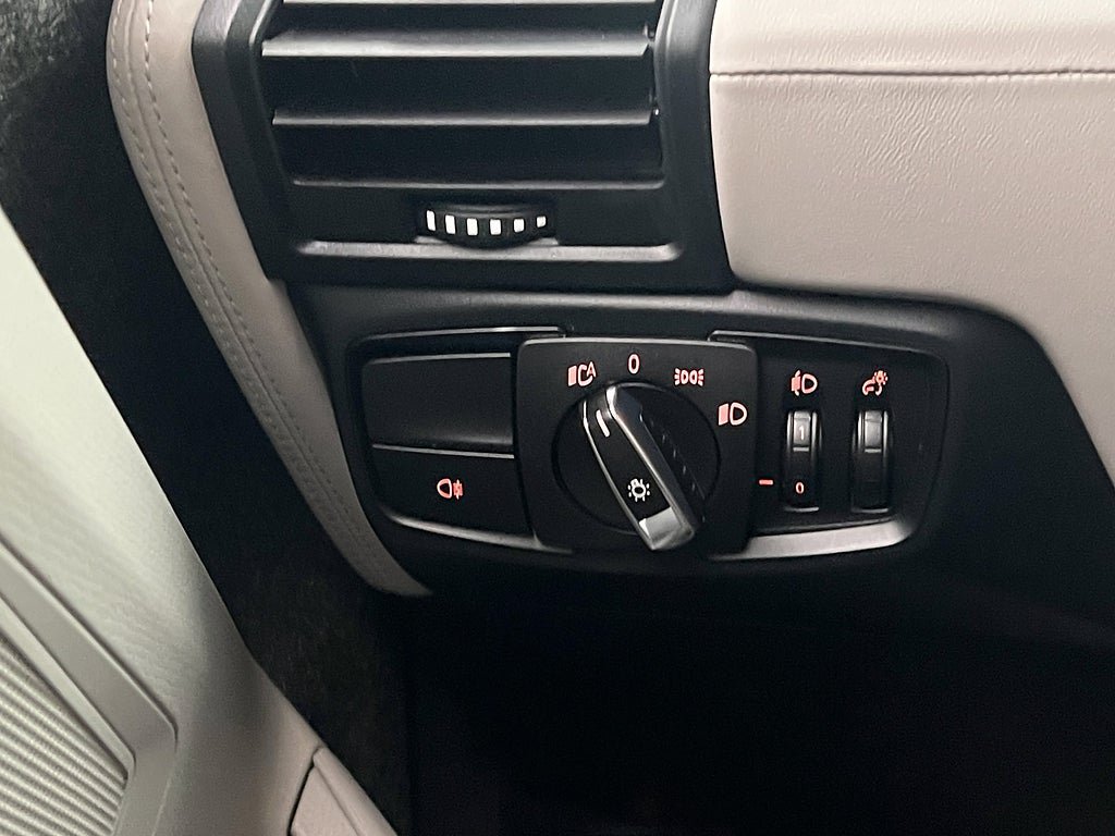 Vehicle Image 28