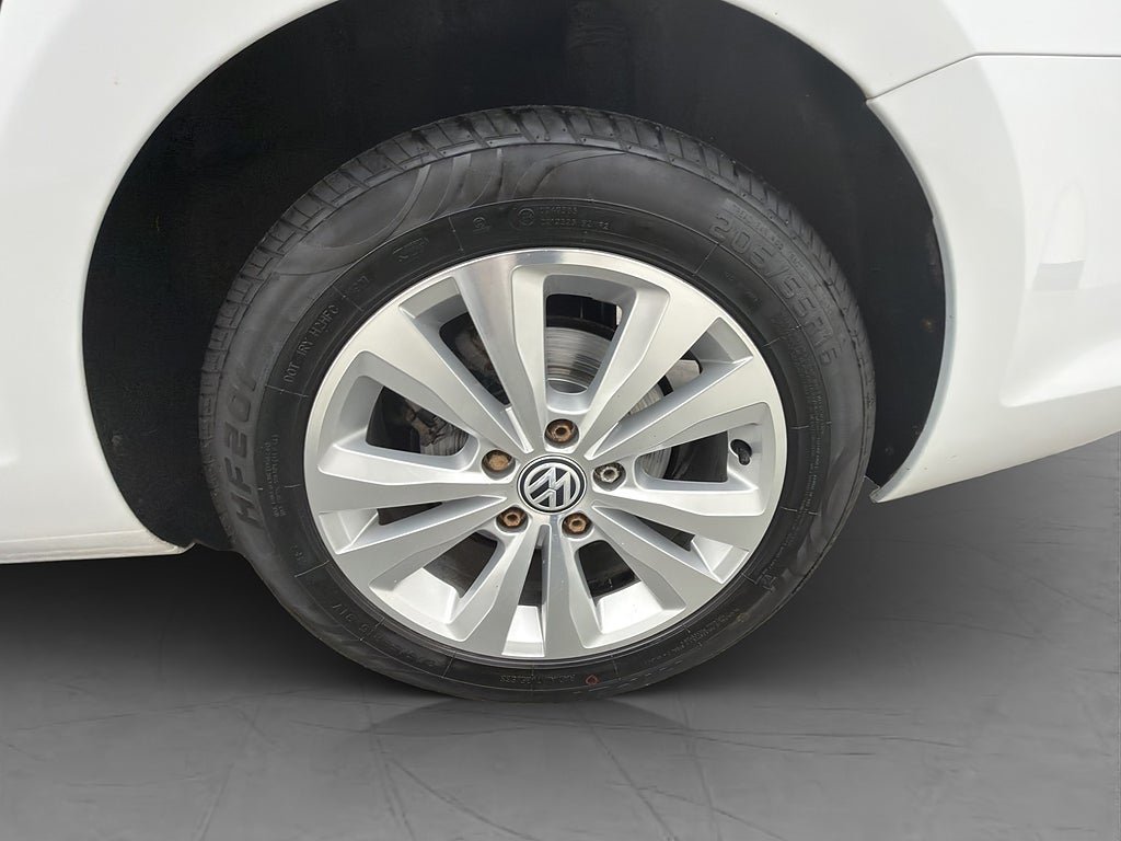 Vehicle Image 25