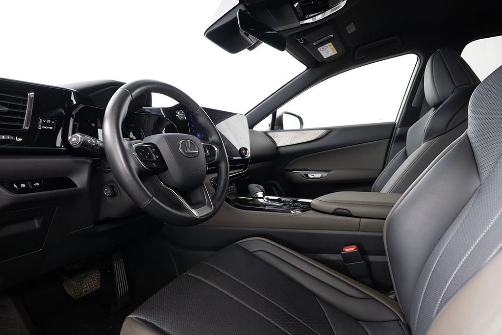 Vehicle Image 16